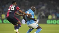 Yerry Mina (Cagliari, kiri) dan Romelu Lukaku (Napoli, kanan) berduel memperebutkan bola di laga Serie A antara Napoli dan Cagliari di Stadio Diego Armando Maradona, Naples, Italia, Jumat, 23 Mei 2025. (AP Photo/Gregorio Borgia)
