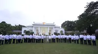 Presiden Joko Widodo Wapres Jusuf Kalla berfoto bersama para menteri yang tergabung dalam Kabinet Kerja saat acara pengumunan kabinet di Istana Merdeka. ( ANTARA FOTO/Andika Wahyu)