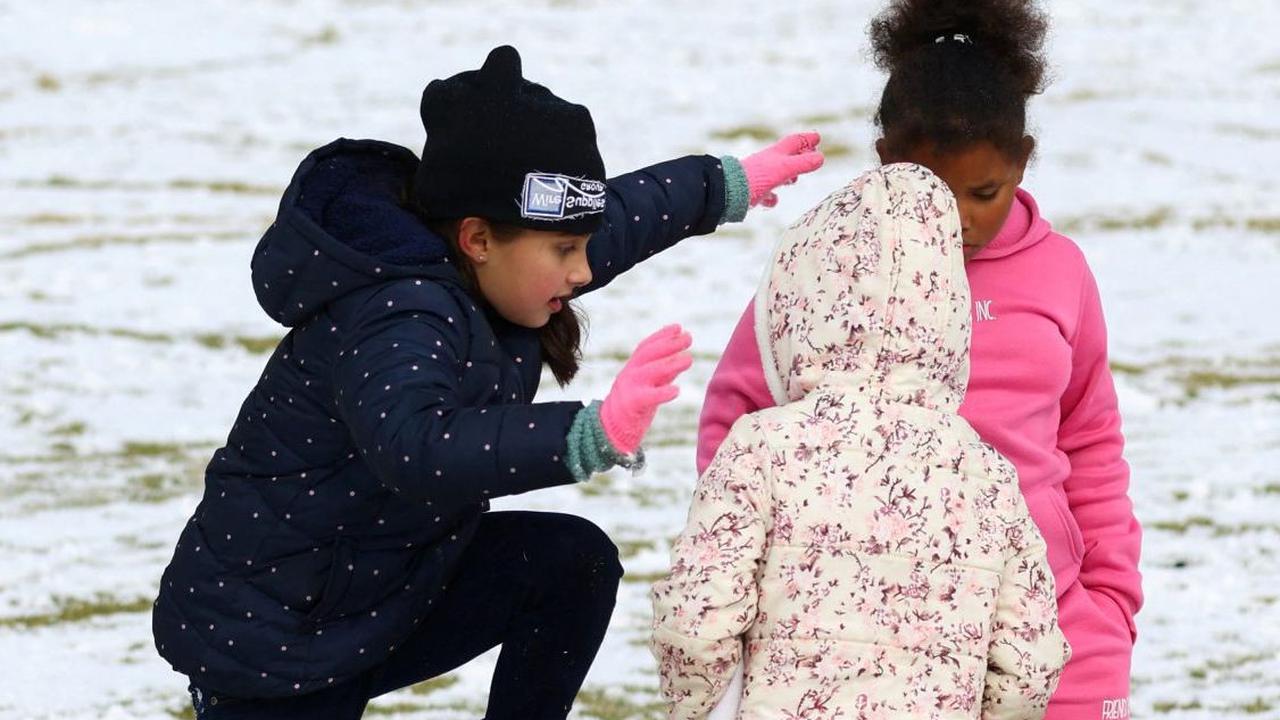 Turunnya salju di Johannesburg ini membuat anak-anak bersemangat membuat bola-bola salju dan mencoba menangkap serpihan salju dengan tangan mereka.