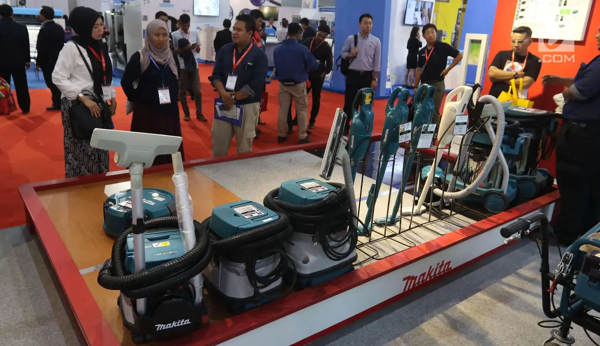Pengunjung melihat produk selama pameran Expo Clean dan Expo Laundry 2018, Jakarta, Selasa (27/3). Pameran tersebut merupakan pameran dagang yang menampilkan produk dan jasa dalam industri cleaning dan laundry. (Liputan6.com/Angga Yuniar)