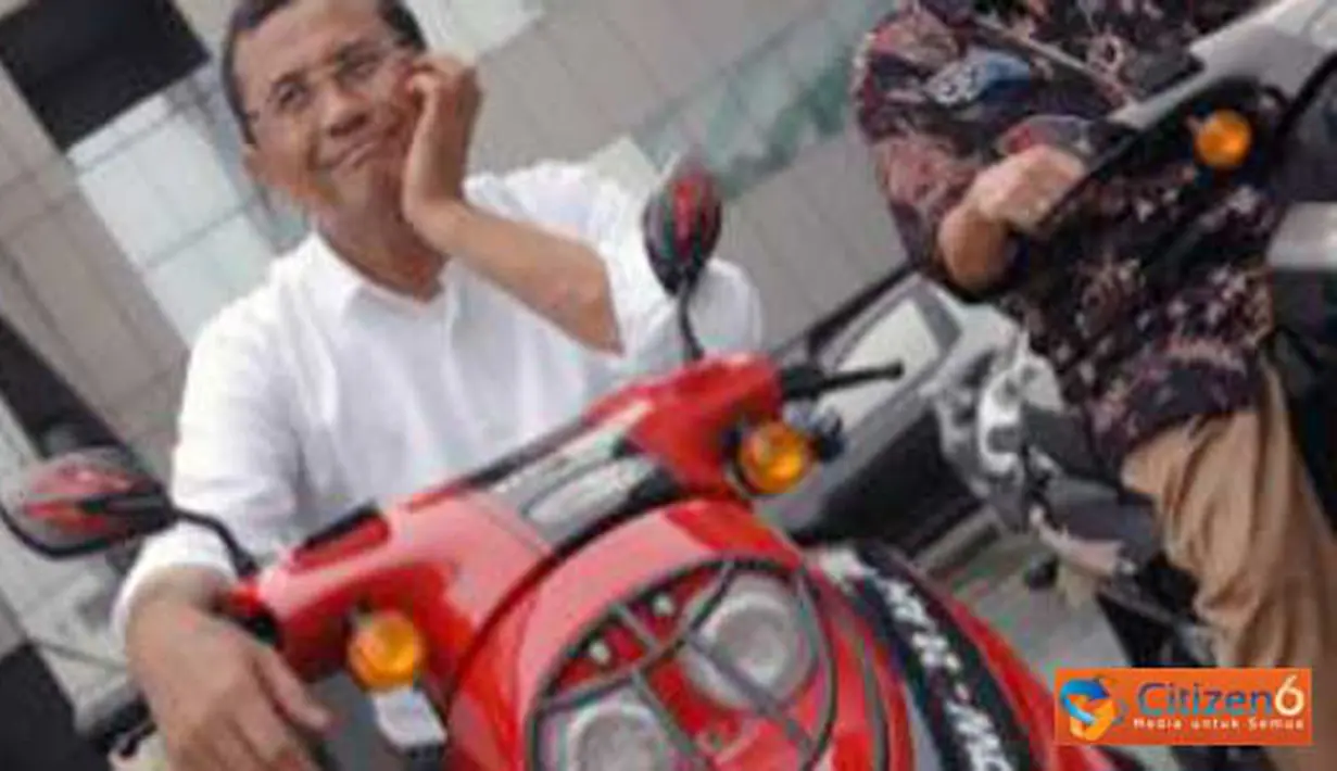 Citizen6, Jakarta: Dirut PLN Dahlan Iskan didampingi Direktur Operasi Indonesia Barat PLN, Moch. Harry Jaya Pahlawan sedang melakukan uji coba kendaraan motor listrik di halaman PLN Kantor Pusat, Jakarta, Jum'at (8/4). (Pengirim: Agus)