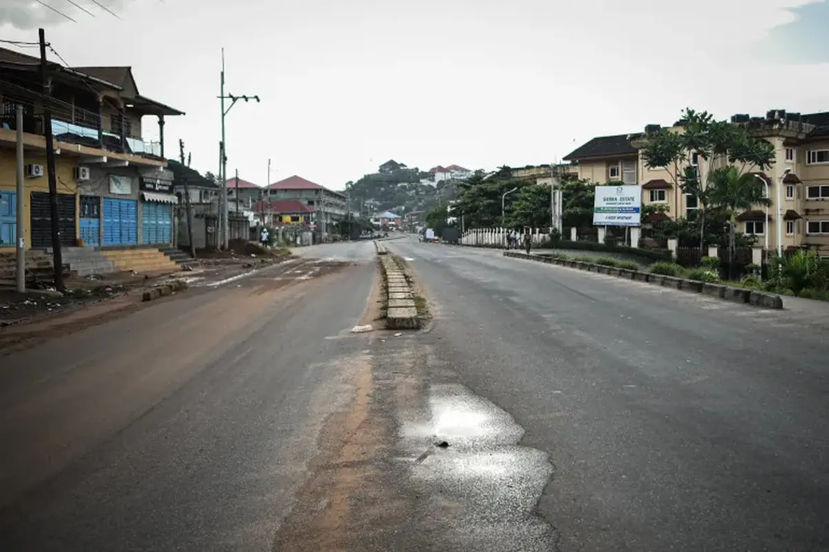 Jalanan kosong di Ibu Kota Sierra Leone, Freetown akibat pemberlakuan jam malam nasional karena tahanan lepas. (Saidu Bah/AFP)