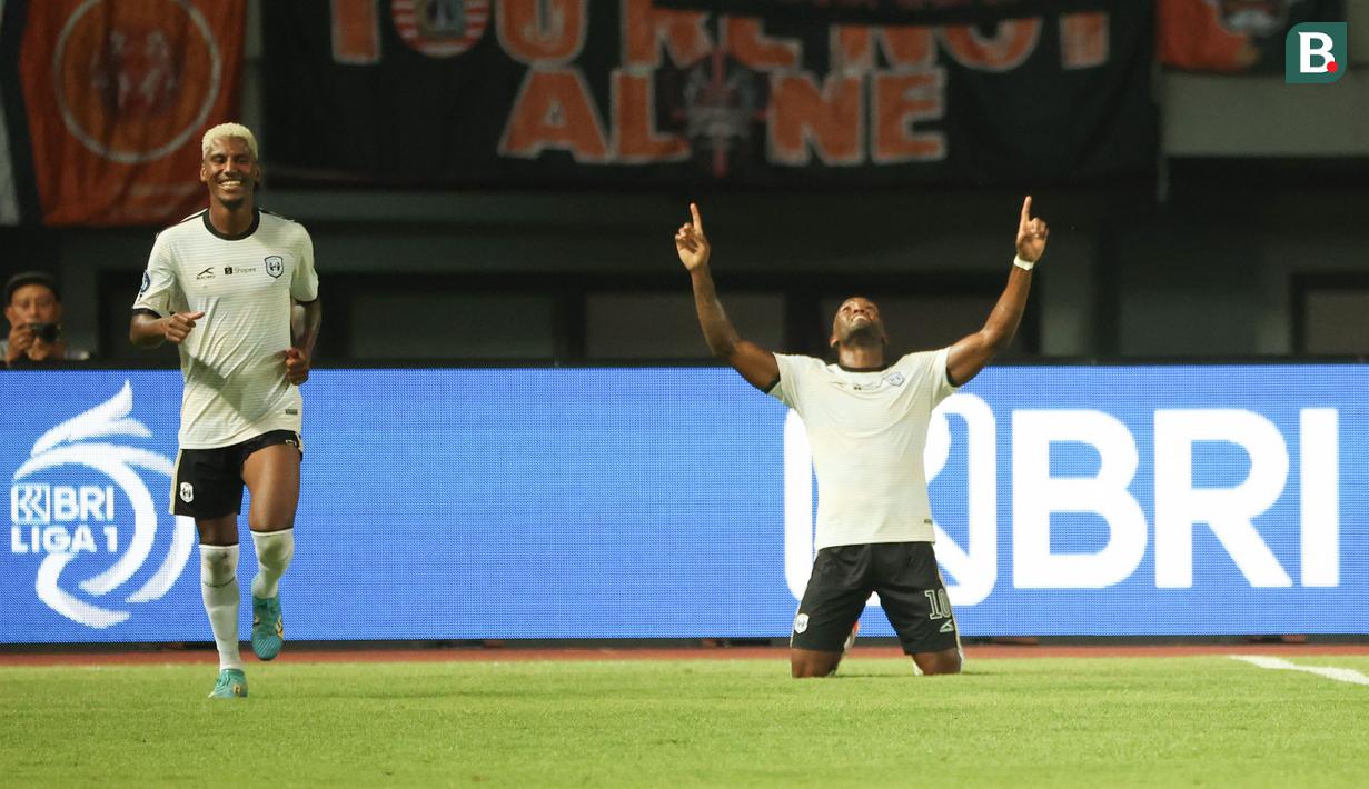 <p>Selebrasi pemain Rans Nusantara FC, Evandro Brandao (kanan) setelah mencetak gol pertama ke gawang Persija Jakarta pada laga pekan ke-16 BRI Liga 1 2023/2024 di Stadion Patriot Candrabhaga, Bekasi, Minggu (22/10/2023) malam WIB. (Bola.com/Abdul Aziz)</p>