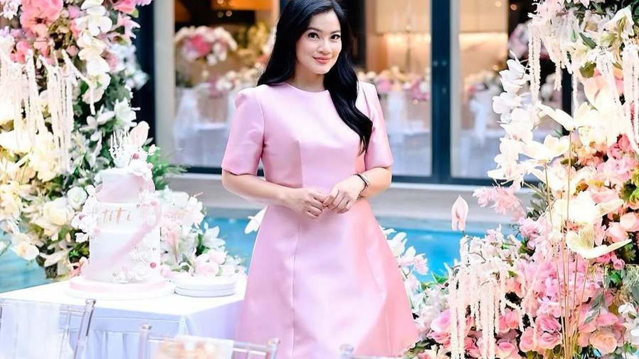 7 Potret Ulang Tahun Titi Kamal, Dirayakan di Rumah dengan Dekorasi Serba Pink - Dihadiri Jeremy Thomas hingga Tengku Dewi