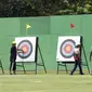 Atlet panahan Asian Para Games mencabut panah saat latihan di Lapangan Panahan, Senayan, Jakarta, kamis (04/10/2018). Latihan tersebut juga dalam rangka uji coba lapangan jelang pertandingan. (Bola.com/M Iqbal Ichsan)