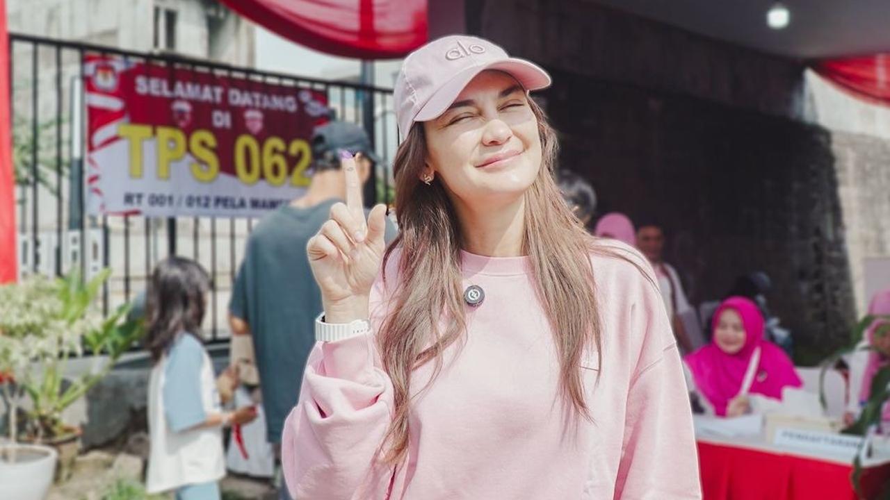 Luna Maya Nyoblos Pilkada 2024 Sambil Tunjukkan Jari, Malah Kena Nyinyir Belum Nikah sama Netizen Julid