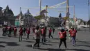 Pekerja sirkus melakukan demonstrasi menuntut lebih banyak dukungan dari pemerintah Italia karena kegiatan mereka ditutup sejak dimulainya wabah COVID-19, di Piazza del Popolo Roma (26/3/2021). (AP Photo/Gregorio Borgia)