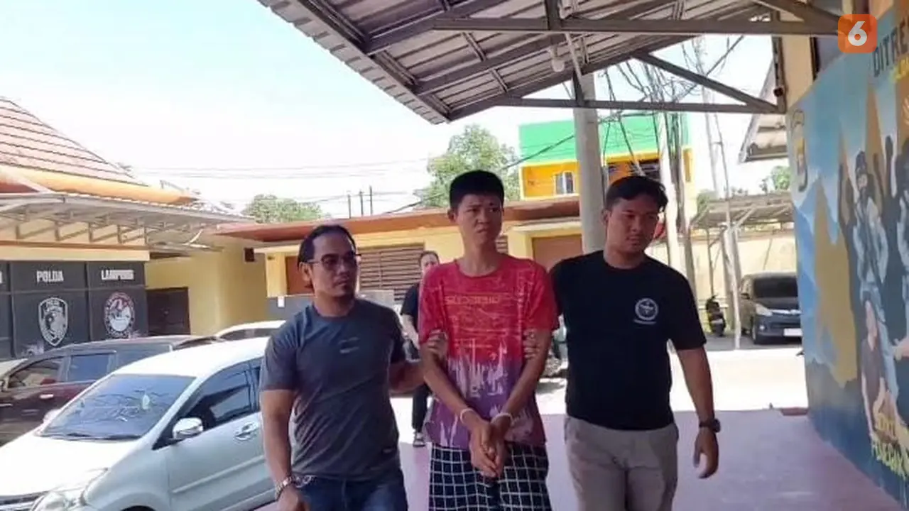 Tersangka Eka Stia, mahasiswa pembunuh-pemerkosa bocah kakak beradik di Pesisir Barat, ditahan di Mapolda Lampung.