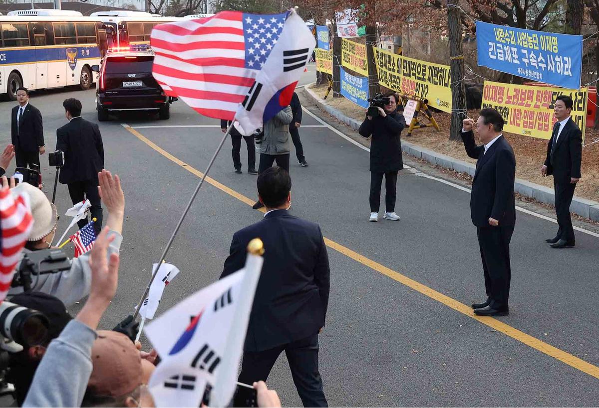 FOTO: Presiden Korsel Yoon Suk Yeol Dibebaskan Usai 52 Hari Ditahan