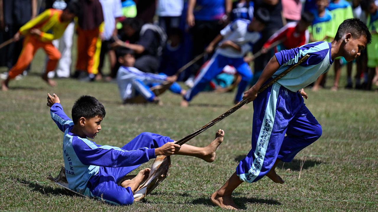 Keseruan Ratusan Siswa Bermain Permainan Tradisional
