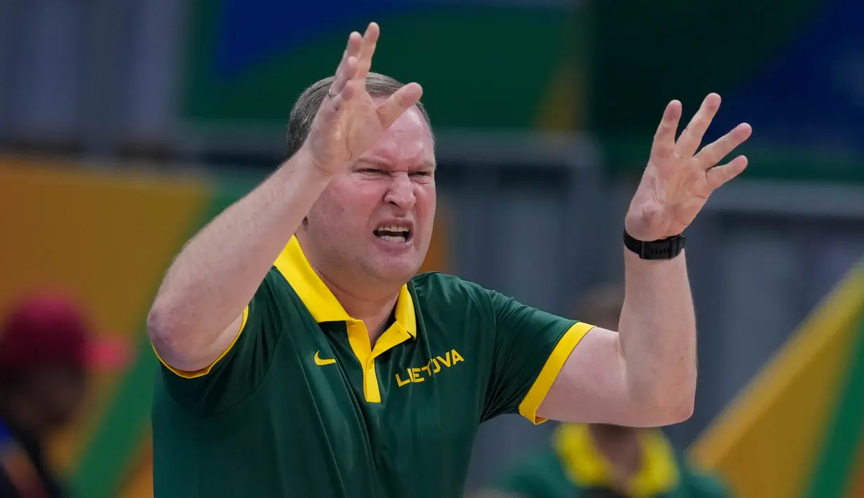 Timnas basket Lithuania harus mengakui keunggulan Serbia 68-87 pada laga perempat final Piala Dunia Bola Basket 2023 di Mall of Asia Arena di Manila, Filipina, Selasa, 5 September 2023. Tampak Pelatih Lithuania Kazys Maksvytis saat memberi isyarat saat pertandingan perempat final Piala Dunia Bola Basket di Mall of Asia Arena di Manila, Filipina, Selasa, 5 September 2023. (AP Photo/Michael Conroy)