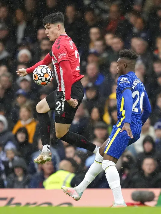 Pemain Southampton, Tino Livramento mengontrol bola dari kawalan pemain Chelsea, Callum Hudson-Odoi pada pertandingan Liga Inggris di Stadion Stamford Bridge di London, Sabtu (2/10/2021). Chelsea menang atas Southampton dengan skor 3-1. (AP Photo/Kirsty Wigglesworth)