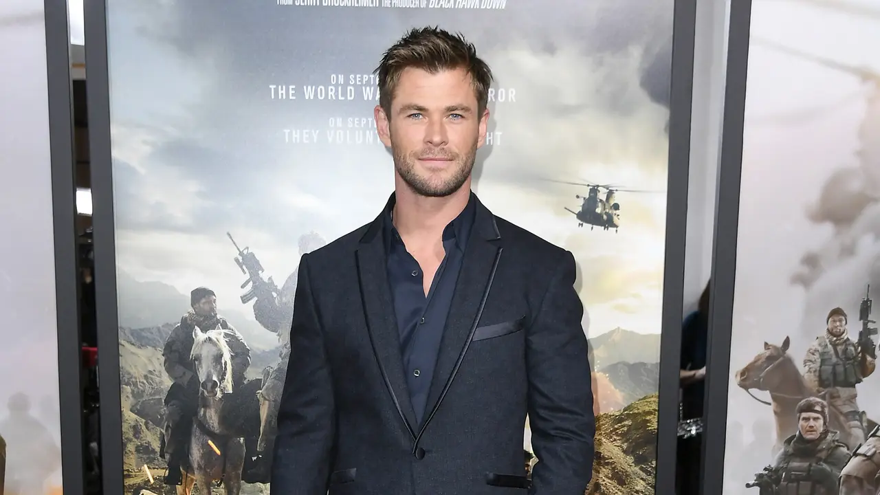Gaya Macho Chris Hemsworth di Pemutaran Perdana Film 12 Strong