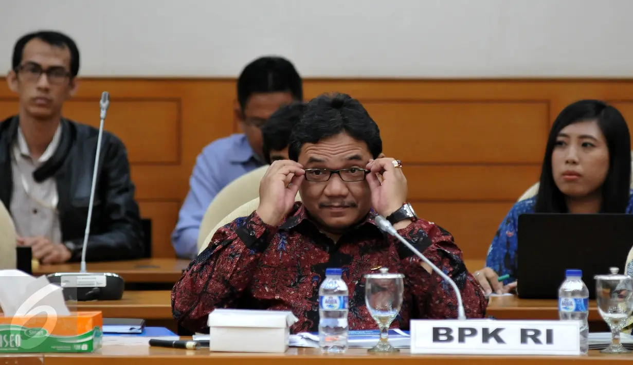 Anggota BPK, Achsanul Qosasi jelang rapat dengan Pansus Pelindo II, Jakarta, Rabu (2/12/2015). BPK mengaku sudah bekerja secara profesional dan bebas dari intervensi pihak manapun. (Liputan6.com/Johan Tallo)