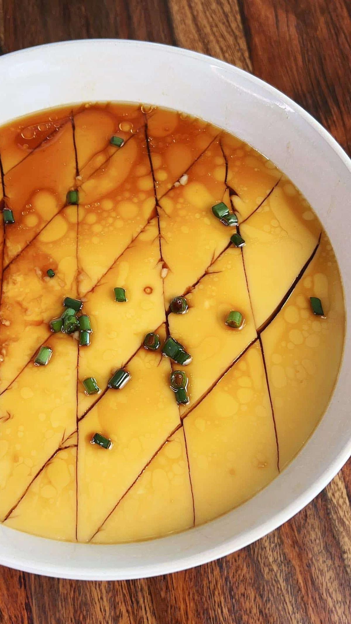 Chinese steamed egg atau telur kukus Cina adalah hidangan tradisional Tiongkok yang dapat dengan mudah Anda ditemukan di negara tersebut. Makanan ini berupa telur yang dikocok hingga kekentalannya mirip dengan yang digunakan untuk telur dadar, lalu dikuku