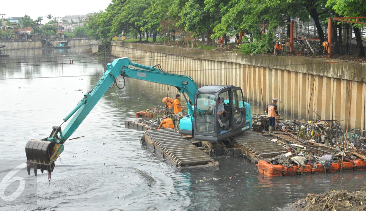 Alat berat dioperasikan petugas dari Dinas Kebersihan DKI untuk membersihkan sampah di kali yang berada di kawasan Cengkareng, Jakarta, Kamis (11/2). Kegiatan ini sebagai upaya Pemkot Jakarta Barat mengatasi banjir. (Liputan6.com/Faisal R Syam)