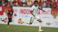 Gelandang Timnas Indonesia, Evan Dimas, menggejar bola saat melawan Timor Leste pada laga SEA Games di Stadion MPS, Selangor, Minggu (20/8/2017). Indonesia menang 1-0 atas Timor Leste. (Bola.com/Vitalis Yogi Trisna)