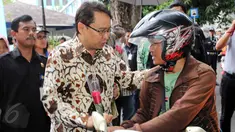 Kepala BPOM RI Roy Sparringa membagikan bunga Mawar di jalan Percetakan Negara  dalam aksi simpatik BPOM RI, Jakarta, Senin (1/6/2015). Kampaye ini dalam dukungan Gerakan Nasional Waspada Obat dan Makanan ilegal. (Liputan6.com/Helmi Afandi)