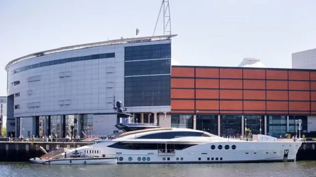 Lady M, kapal pesiar mewah yang telah bersandar di Pelabuhan di Irlandia Utara ini adalah milik miliarder Rusia Alexei Mordashov.(Dok Belfasttelegraph.co.uk)