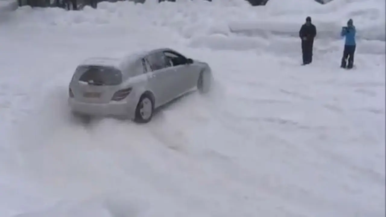 Tak Lazim, Drifting di Atas Salju Pakai Mobil Keluarga
