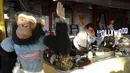 Seorang pria bernama Nick Metropolis yang dijuluki dengan "Raja koleksi furnitur" saat mengawasi tokonya di Hollywood , Los Angeles, (27/2). Barang - barang Nick sering disewakan atau dibeli untuk produksi film Hollywood. (REUTERS / Chris Helgren)