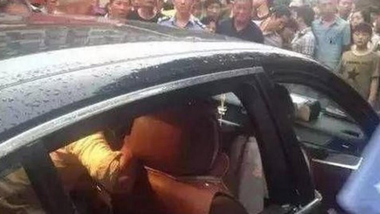 Anaknya terkunci di dalam mobil, ibu ini tak mau kaca dipecahkan