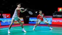 Pebulu tangkis ganda putra Indonesia, Raymond Indra/Nikolaus Joaquin berusaha mengembalikan kok ke arah rekan senegaranya, Sabar Karyaman Gutama/Moh Reza Pahlevi dalam laga semifinal Indonesia Open 2026 di Istora Senayan, Jakarta, Sabtu (06/06/2026). (Bola.com/Bagaskara Lazuardi)