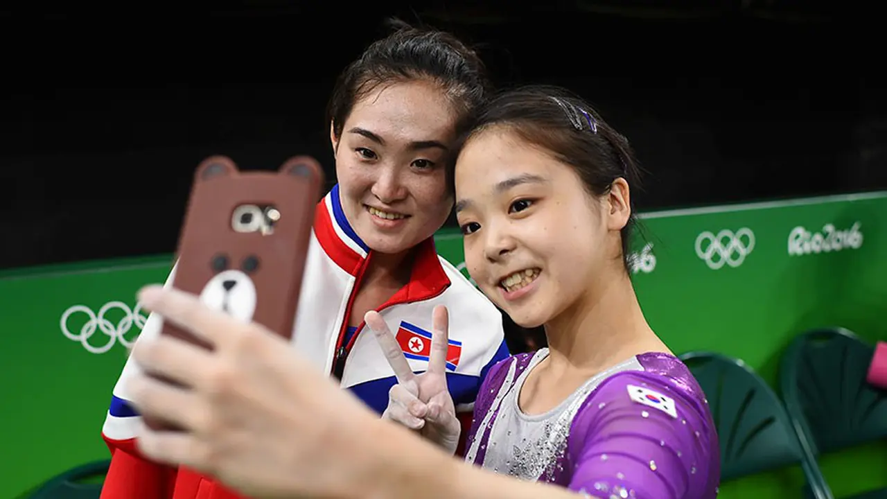 [Bintang] Dikenal Tak Akur, Pesenam Korea Selatan dan Utara Selfie Bareng