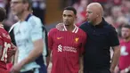 Pemain Liverpool, Trent Alexander-Arnold (tengah) bersama pelatih Arne Slot setelah laga lanjutan Liga Inggris 2024/2025 melawan Arsenal di Anfield, Liverpool, Inggris, Minggu (11/05/2025) waktu setempat. (AP Photo/Jon Super)
