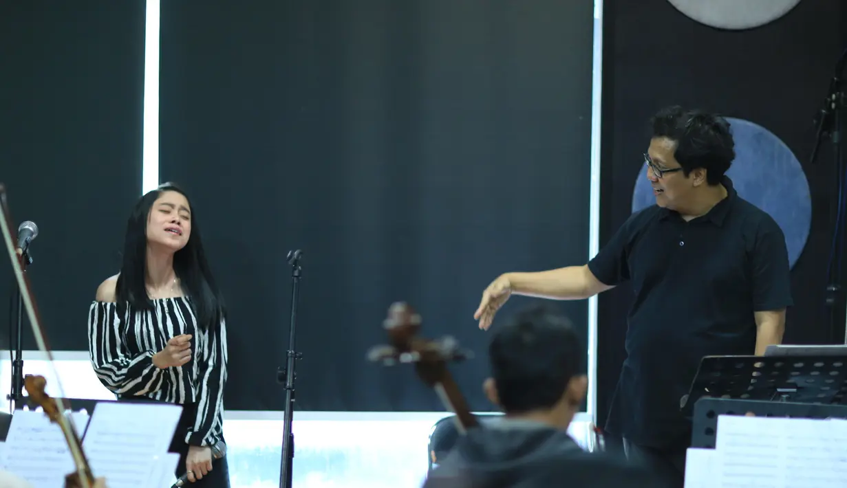 Beberapa penyanyi papan atas di Tanah Air dan luar negeri akan meramaikan acara HUT Indosiar tersebut. Acara ini akan digelar di Jakarta Convention Center (JCC) dan disiarkan langsung mulai pukul 19.00 WIB. (Adrian Putra/Bintang.com)