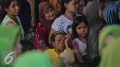 Warga mengantri untuk membeli kebutuhan pokok dalam Pasar Murah Ramadan di Mesjid Jami Luar Batang, Jakarta, Kamis (9/7/2015). Pasar Murah Ramadan dimulai dari 29 Juni - 16 Juli 2015. (Liputan6.com/Faizal Fanani)