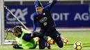 Striker Prancis, Kylian Mbappe dan Antoine Griezmann, terjatuh saat mengikuti sesi latihan jelang laga persahabatan di Paris, Selasa (7/11/2017). Prancis akan berhadapan dengan Jerman dan Wales. (AFP/Franck Fife)