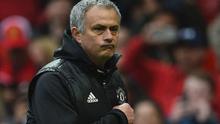 Jose Mourinho menunjuk logo MU usai kemenangan 2-0 atas Chelsea di Old Trafford, Minggu (16/4/2017) (Foto: AFP)