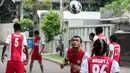 Striker PSM Makassar, Ferdinand Sinaga, berusaha mengontrol bola saat latihan di sekitar perumahan Patra Jasa, Jakarta Selatan, Jumat (8/4/2016). Latihan ini merupakan persiapan jelang Trofeo Persija. (Bola.com/Vitalis Yogi Trisna)