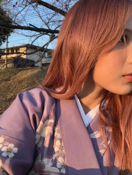 Dalam balutan kimono, Nadin Amizah pancarkan aura calon pengantin yang khas. Bahkan warganet menyebutnya sebagai keindahan ciptaan Tuhan. Sahabat Fimela, setujukah? [@cakecaine]