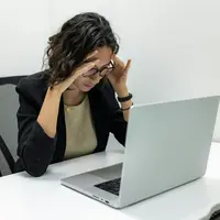 Terima emosimu jangan berpura-pura kuat saat terdampak PHK./copyright unsplash/Resume Genius