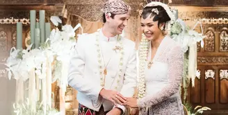 Rentetan acara pernikahan Adinia Wirasti dan Michael Wahr masih berlangsung. Setelah menggelar acara di Bali dan Melbourne, Adinia baru saja mengunggah beberapa potret proses pernikahan adat Jawa yang digelar di Jakarta. Foto: Instagram.