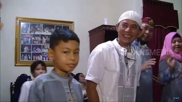 Penuh dengan hiasan gantung (Youtube).