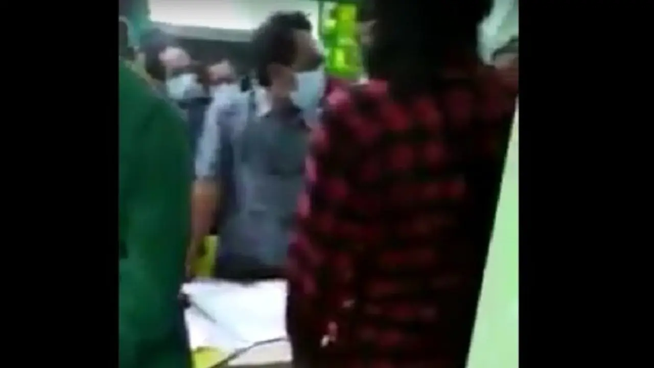 Tangkapan layar video viral jenazah di bungkus plastik di RSI Benowo Surabaya. (Istimewa)