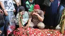 Beberapa kerabat dekat terlihat meneteskan air mata ketika jenazah Affan diturunkan ke liang lahat. (Kapanlagi.com/Budy Santoso)