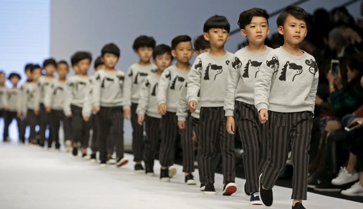 Sejumlah anak saat membawakan busana koleksi M.latin di Cina Fashion Week S/S 2016 di Beijing, Cina, Rabu (28/10/2015) . Acara ini terdiri dari fashion show, kontes profesional, pameran, forum fashion dll. (REUTERS/Jason Lee)