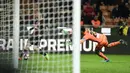 Striker AC Milan, Gerard Deulofeu, menendang bola kearah gawang Genoa. Pada laga tersebut  AC Milan memakai skema 4-3-3 sementara Genoa dengan formasi 4-5-1. (AFP/ Miguel Medina)