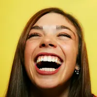 Banyak sisi positif yang kamu dapatkan kalau kamu banyak tertawa.