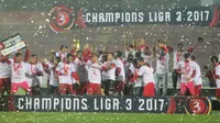 Blitar United meraih gelar juara Liga 3 2017 setelah mengalahkan Persik Kendal 2-1. (Bola.com/Ronald Seger)