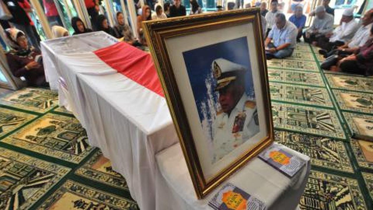 Pemakaman Sudomo diiringi isak tangis keluarga