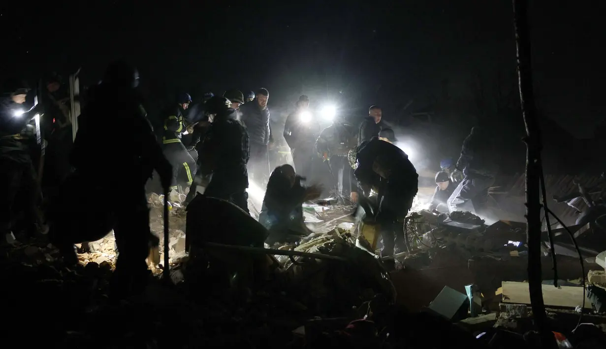 Rusia meluncurkan serangan roket terhadap Kramatorsk dan Sloviansk di Oblast Donetsk pada malam hari tanggal 17 Februari 2024. (Anatolii STEPANOV/AFP)