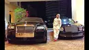 Selain itu, Flyod Mayweather juga memposting foto saat berpose di depan dua mobil mewah miliknya, Rolls Royce Ghost dan Bentley Mulsanne. (instagram.com/floydmayweather)