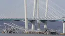 Bagian Jembatan Tappan Zee jatuh ke Sungai Hudson usai dihancurkan dengan ledakan dahsyat di Tarrytown, New York, AS, Selasa (15/1). Proses pembersihan Jembatan Tappan Zee yang hancur akan diangkut menggunakan kapal. (AP Photo/Seth Wenig)