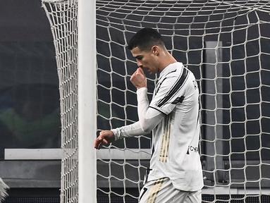 Penyerang Juventus, Cristiano Ronaldo, tampak kecewa usai gagal mengeksekusi tendangan penalti ke gawang Atalanta pada laga lanjutan Liga Italia di Allianz Stadium, Kamis (17/12/2020) dini hari WIB. Juventus bermain imbang 1-1 menghadapi Atalanta. (AFP/Marco Bertorello)