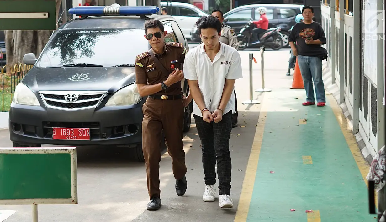 Aktor Jefri Nichol tiba di Pengadilan Negeri (PN) Jakarta Selatan untuk menjalani sidang perdana kasus dugaan penyalahgunaan narkoba, Senin (9/9/2019). Jefri Nichol yang datang dengan tangan diborgol menjalani sidang beragenda pembacaan dakwaan jaksa penuntut umum. (Liputan6.com/Immanuel Antonius)